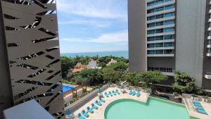 Vom Balkon eines Hotels genießen Sie Poolblick. in der Unterkunft PLAYA BELLO HORIZONTE "Encanto exclusivo a pasos del Mar" in Playa Bello Horizonte