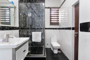 Koupelna v ubytování Fully Furnished 4 Bedroom Shortlet Apartment in Orchid Road, Lekki with Constant Power