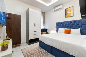 Postel nebo postele na pokoji v ubytování Fully Furnished 4 Bedroom Shortlet Apartment in Orchid Road, Lekki with Constant Power