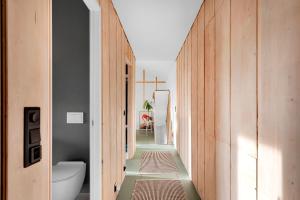 un couloir d'une maison aux murs en bois dans l'établissement Fjord Nest By Stavanger BnB 29, à Stavanger 66 autres photos