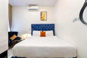 Postel nebo postele na pokoji v ubytování Fully Furnished 4 Bedroom Shortlet Apartment in Orchid Road, Lekki with Constant Power