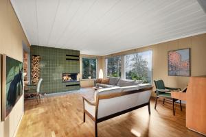 un salon avec un canapé et une cheminée dans l'établissement Fjord Nest By Stavanger BnB 29, à Stavanger