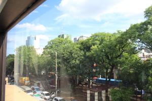 埃斯特城Ap 90 O´ H Apart的从城市街道的窗户上看到汽车