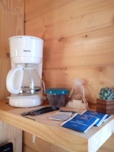 un comptoir avec un mixeur et un livre dessus dans l'établissement Les Chalets de Parly, à Parly
