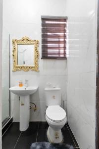 Koupelna v ubytování Fully Furnished 4 Bedroom Shortlet Apartment in Orchid Road, Lekki with Constant Power