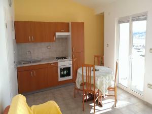 Kuchyň nebo kuchyňský kout v ubytování Apartments Marietta