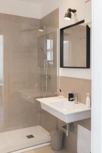 A bathroom at b&b boutique suite bari Még 21 kép