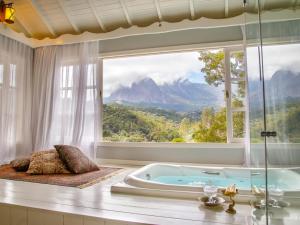 Pemandangan gunung umum atau pemandangan gunung yang diambil dari inn ini