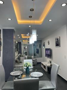 a living room with a table and chairs at Penthouse lujo, Parque La Carolina, Piscina, parqueo 3 habitaciones in Quito