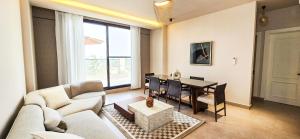 una sala de estar con un sofá y una mesa en Elite Residence, en Accra