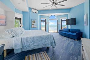 Rúm í herbergi á Ocean View Room at Barnacle Resort