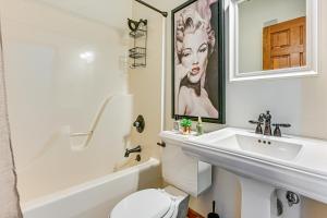 Un baño blanco con lavabo e inodoro. en Waterfront Home with Boat Dock and Deck in Storm Lake!, en Storm Lake 29 fotos más