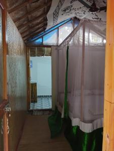 a room with a curtain and a window at Ruban Yoga in Palolem