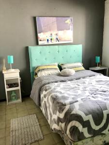 Magos al sur vintage في سان كارلوس دي باريلوتشي: غرفة نوم مع سرير مع اللوح الأمامي الأخضر