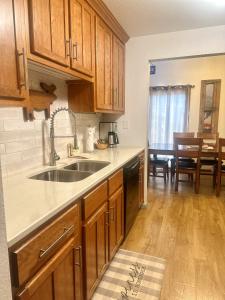 Nhà bếp/bếp nhỏ tại Twin Rivers Vasquez 3 by Stay Winter Park