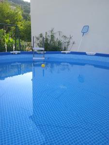 Bazén v ubytování Family friendly apartments with a swimming pool Palit, Rab - 4990 nebo v jeho okolí