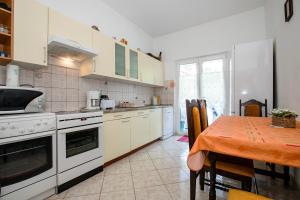 Kuchyň nebo kuchyňský kout v ubytování Family friendly apartments with a swimming pool Palit, Rab - 4990