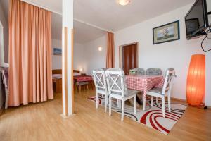 TV a/nebo společenská místnost v ubytování Family friendly apartments with a swimming pool Palit, Rab - 4990