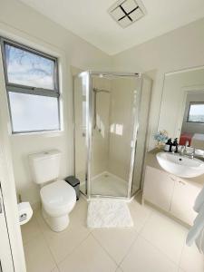 Bilik mandi di Special offer! Jap-inspired stay with Lakeside view Room OR Entire House +82 gambar