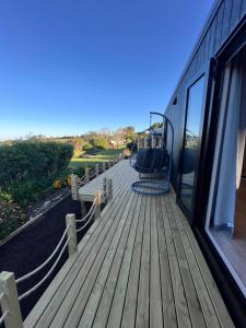 Balkón nebo terasa v ubytování BRAND NEW Perfect tiny home in Mangawhai