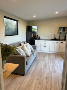 Kuchyň nebo kuchyňský kout v ubytování BRAND NEW Perfect tiny home in Mangawhai