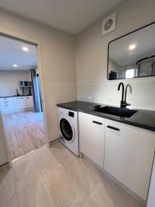 Kuchyň nebo kuchyňský kout v ubytování BRAND NEW Perfect tiny home in Mangawhai