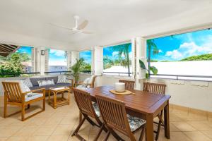 Cairns NorthにあるElevated 2BR Modern Furnished Terrace Apartmentのテーブルと椅子のあるダイニングルーム
