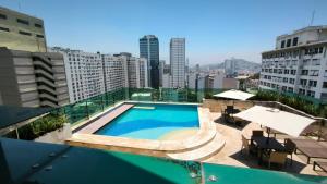 a swimming pool on the roof of a building at Flat Lux - com Piscina e Netflix in Rio de Janeiro