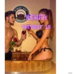 une femme assise dans une baignoire devant un miroir dans l'établissement NiMFa THE BEST - EXLUSIVE 10, à Kudowa-Zdrój