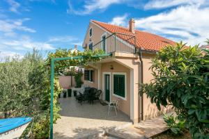 Κήπος έξω από το Apartments by the sea Mirca, Brac - 2854