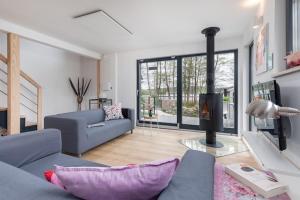 Μια τηλεόραση ή/και κέντρο ψυχαγωγίας στο Holiday Home by Lake Wise ka with Sauna