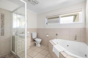 Un baño con bañera, inodoro y lavabo. en Seatides Mooloolaba, en Mooloolaba 11 fotos más