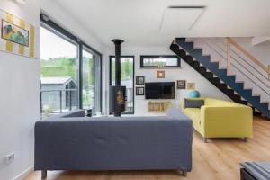 un salon avec un canapé et un escalier dans l'établissement Holiday Home by Lake Wise ka, Near Baltic Beach, à Wisełka