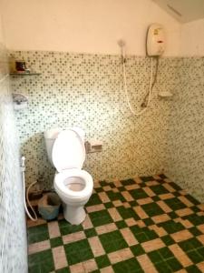 ein Badezimmer mit Toilette in einem Schachbrettmuster in der Unterkunft Khum Khun Phon Resort Khao Yai in Nong Nam Daeng + 41 Fotos