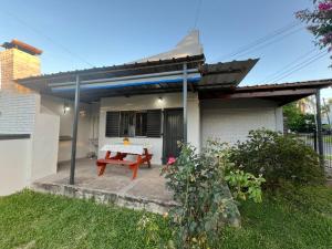a patio with a picnic table in front of a house at Tu Lugar II in Colón