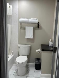 Koupelna v ubytování Royal Inn Eugene- Airport + 5 fotografií
