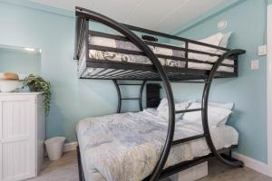 Ένα ή περισσότερα κρεβάτια σε δωμάτιο στο Ashore Beach Retreat-1BR 1BA with pool, parking, 1 & half block to Beach & Boardwalk, Morey's Pier