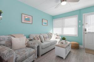 Χώρος καθιστικού στο Ashore Beach Retreat-1BR 1BA with pool, parking, 1 & half block to Beach & Boardwalk, Morey's Pier