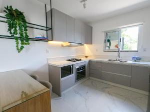 Una cocina o kitchenette en Casa à Beira-mar, com Spa e Vista Deslumbrante no Ribeirão da Ilha em Florianópolis