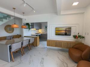 Un lugar para sentarse en Casa à Beira-mar, com Spa e Vista Deslumbrante no Ribeirão da Ilha em Florianópolis