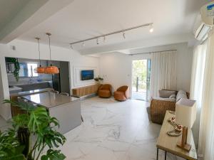 Una cocina o kitchenette en Casa à Beira-mar, com Spa e Vista Deslumbrante no Ribeirão da Ilha em Florianópolis