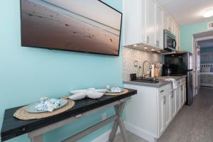 Η κουζίνα ή μικρή κουζίνα στο Ashore Beach Retreat-1BR 1BA with pool, parking, 1 & half block to Beach & Boardwalk, Morey's Pier