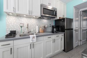 Η κουζίνα ή μικρή κουζίνα στο Ashore Beach Retreat-1BR 1BA with pool, parking, 1 & half block to Beach & Boardwalk, Morey's Pier