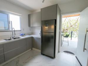 Una cocina o kitchenette en Casa à Beira-mar, com Spa e Vista Deslumbrante no Ribeirão da Ilha em Florianópolis