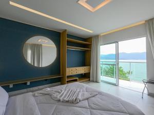 Una cama o camas en una habitación de Casa à Beira-mar, com Spa e Vista Deslumbrante no Ribeirão da Ilha em Florianópolis