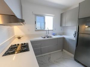 Una cocina o kitchenette en Casa à Beira-mar, com Spa e Vista Deslumbrante no Ribeirão da Ilha em Florianópolis