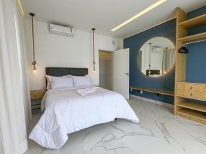 Una cama o camas en una habitación de Casa à Beira-mar, com Spa e Vista Deslumbrante no Ribeirão da Ilha em Florianópolis