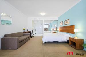 シドニーにあるMetaWise 2Bed on Dixon Next to ICC & Darling Harbour 65のベッドとソファのある寝室 +16枚の写真
