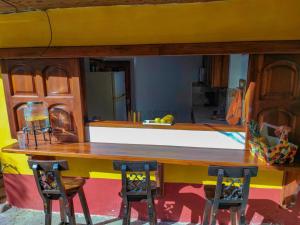 a toy kitchen with a table and two chairs at Finca Villa Laura in Támesis
