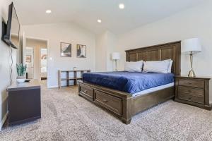 Un dormitorio con una cama, una cómoda y un televisor. en MidCentury Modern Home with Pool 10 Min to Strip Great for Family, en Las Vegas 53 fotos más